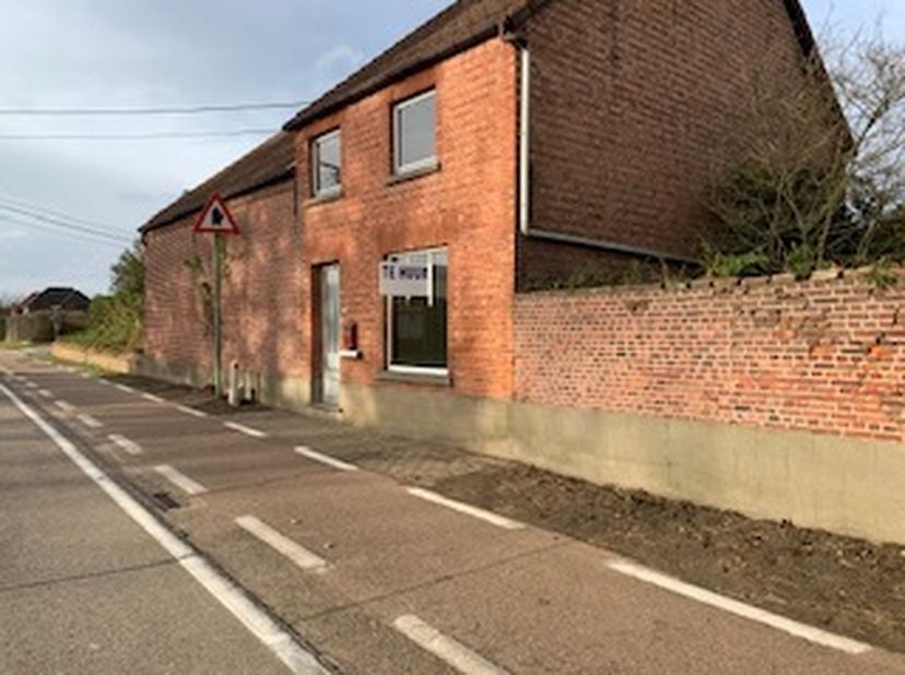 Landelijke woning met grote tuin te Betekom, verwarmd met mazout. Deze woning biedt een ruime living, een  ingerichte keuken, eetkamer,  2 slaapkamers